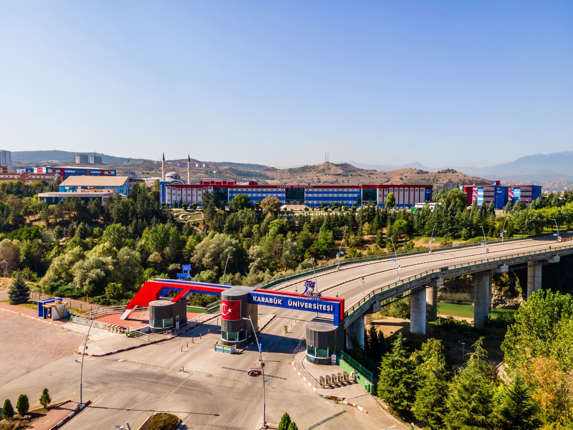 Üniversite giriş kapısı