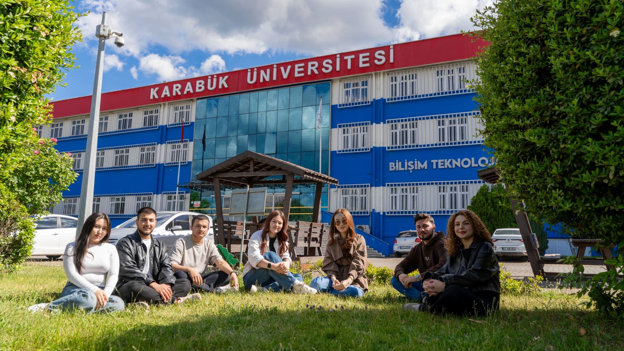 Kampüs yeşil alanlarında öğrenciler
