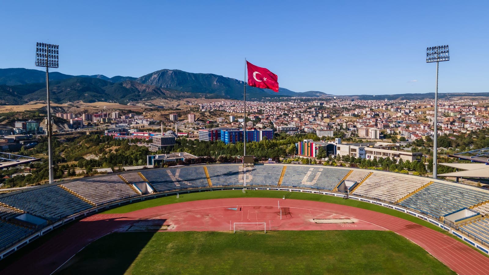 Kampüsün yanındaki atletizm stadyumu
