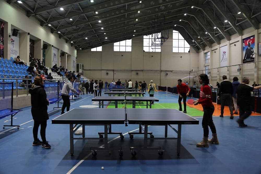 Kapalı spor salonunda masa tenisi turnuvası