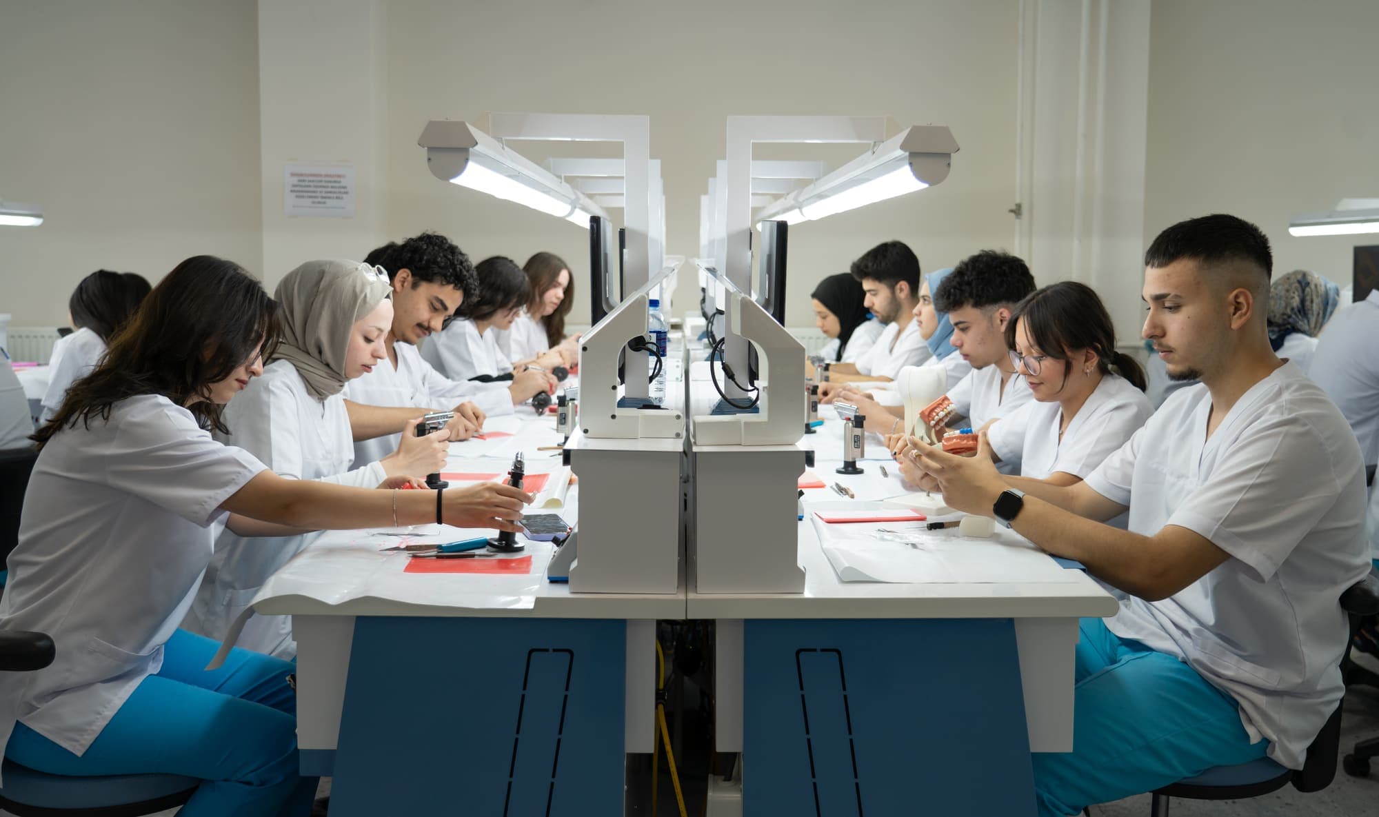 Diş Hekimliği Fakültesi uygulama laboratuvarı