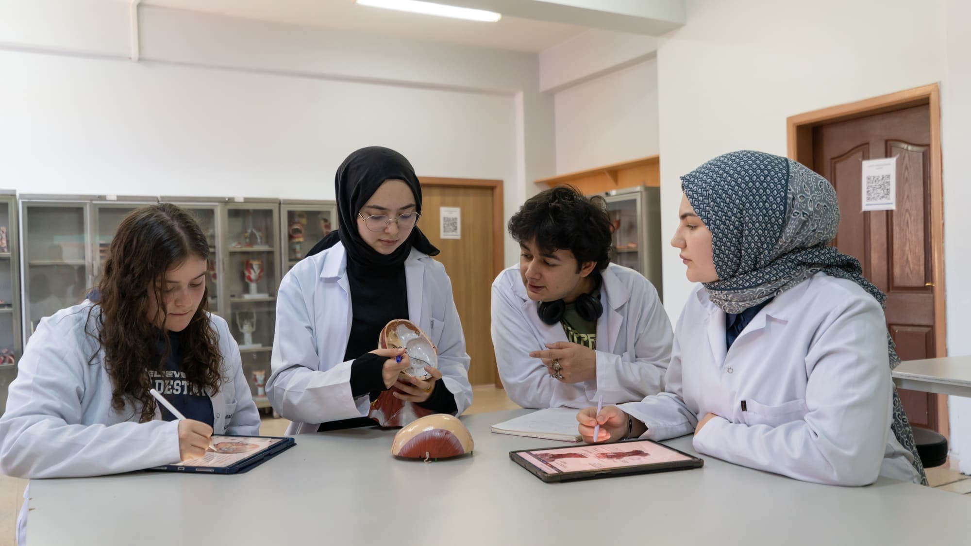 Tıp Fakültesi anatomi laboratuvarı