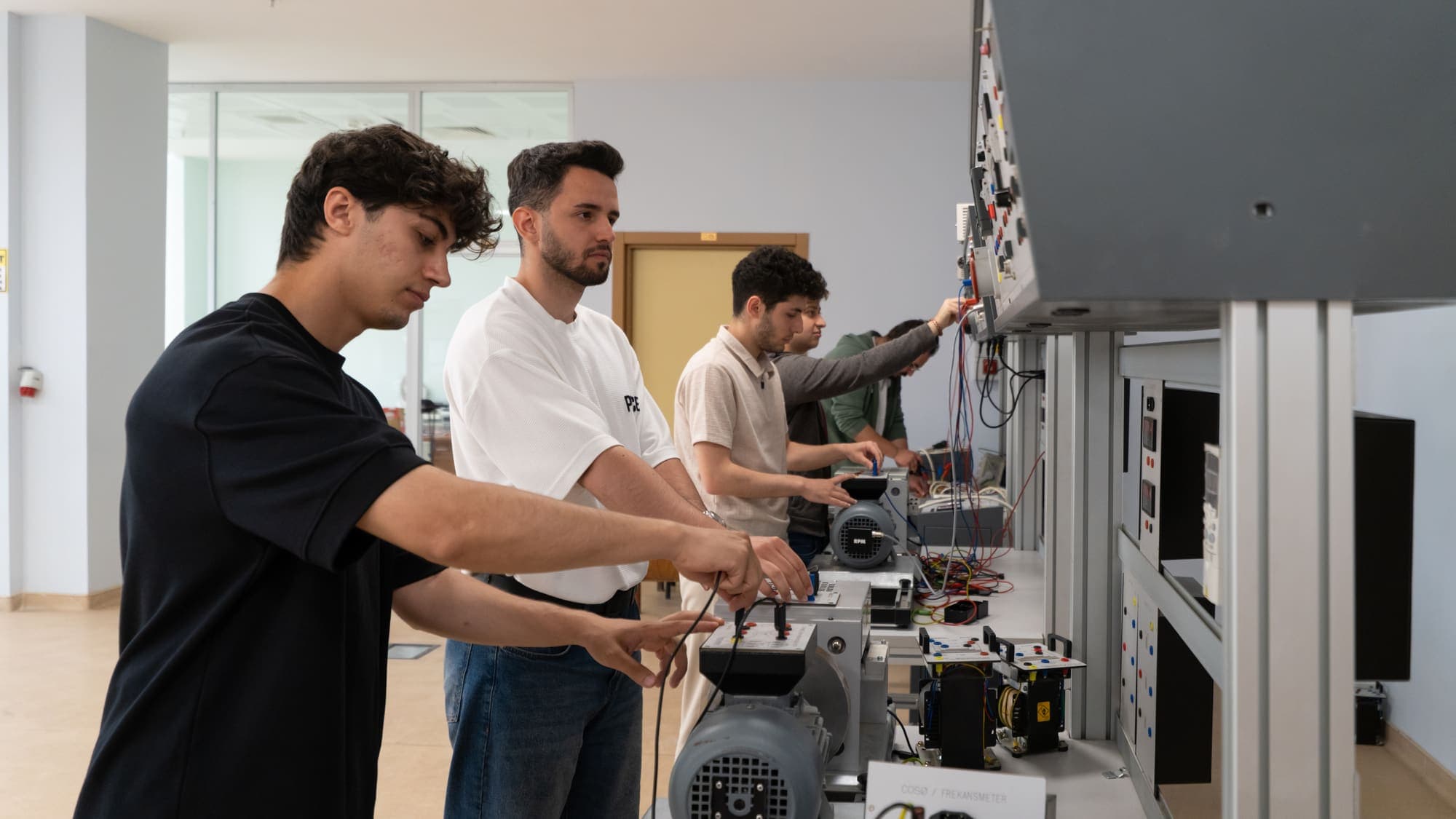 Elektrik-Elektronik Mühendisliği laboratuvarı