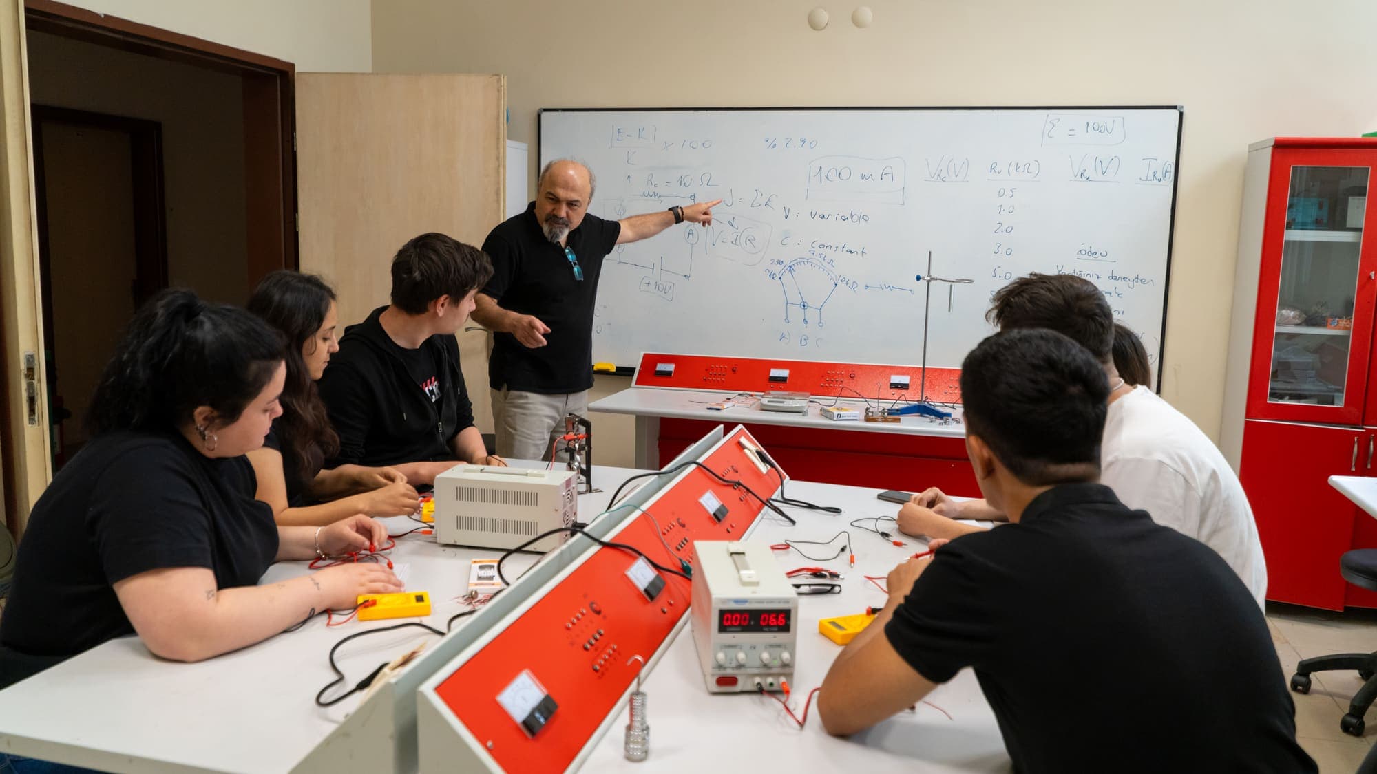 Elektrik-elektronik uygulama laboratuvarı